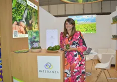 Interanza son productores de aguacate de Ecuador, en la región de los Andes, con Dennise Alarcón, la directora ejecutiva con sede en Cumbayá.